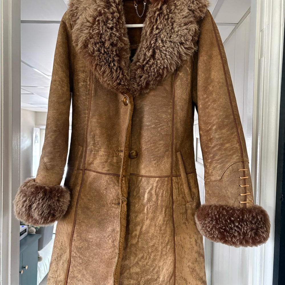 Chic Brown Patchwork Leather Jacket with Plush Fa… - image 2